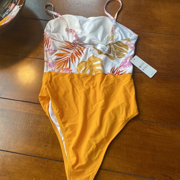 Cupshe bathing suit - Picture 2 of 3
